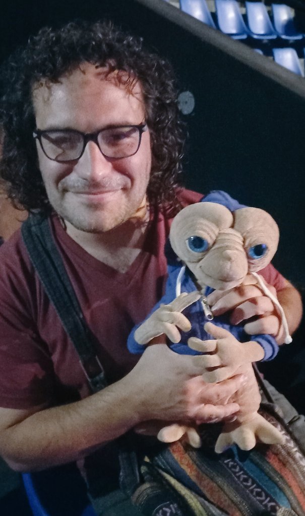 HallucigeniaOK's tweet photo. Hay gente con remeras, peluches, fotos... POR SUPUESTO que pedí que me presten un peluche para sacarme una foto #etinconcert #et https://t.co/kDLDLDLpAi