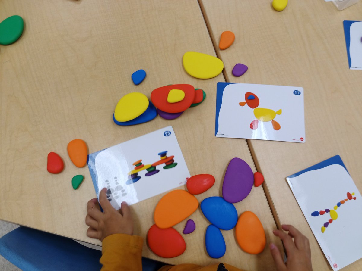 kcce_yr's tweet photo. Rainbow pebbles were used to recreate dinosaurs, animals and structures by our FDK children at Black Walnut.
#Kidsconnectionce #childcare #yorkregion #science #stem #HDLH #looseparts #rainbowpebbles #qualityclassrooms https://t.co/1WCl6iDla4