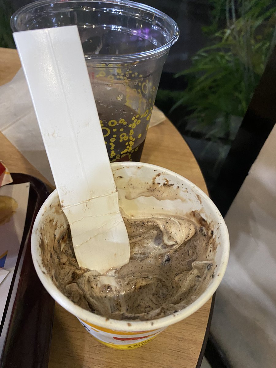 A veces me pregunto cuántas reuniones y aprobaciones tuvo que haber en McDonald’s para que este pedazo de mierda de cartón lo llegaran a vender como una cuchara y nadie dijo mmmm A MÍ no me parece tan buena idea