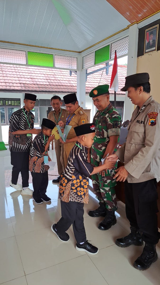 Plpasan peserta lomba MTQ tingkt Kab pmlang di pendopo kec warungpring,,,
Bp.Camat warungpring,Danposramil dan Kapolsek warungpring mlepas pesrta lomba MTQ tingkt Kab