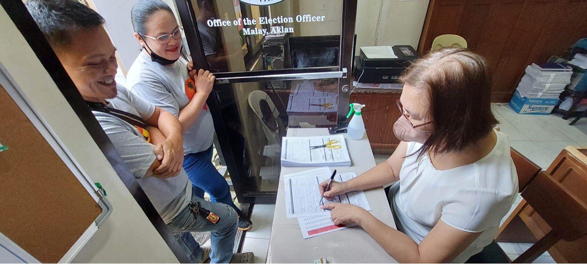 OPESAklan's tweet photo. Ngayon ang unang araw ng voter registration!

🗓️ 12 December 2022-31 January 2023
⏰ 8AM-5PM, Lunes-Sabado (kabilang ang holidays)
📍 Sa Opisina ng Election Officer o satellite registration sites

#MagpaRehistroKa #COMELEC https://t.co/whZbhx1ZGZ