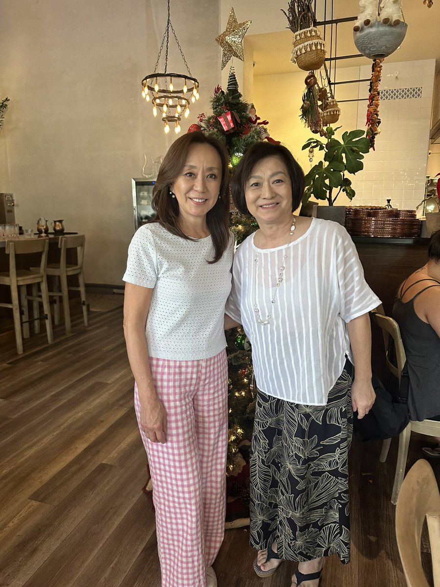 同じデザインの道にいるNaomiさんとホリデイランチ。彼女はプロダクトデザインと少し畑は違うもののデザインへのパッションは同じ！お母様の介護でハワイと日本の行き来の生活で大変そうですが、何時も綺麗で、ポジティブ、そして人間愛に溢れた素晴らしいお友達！
来年も宜しくね！
#livebeautifully