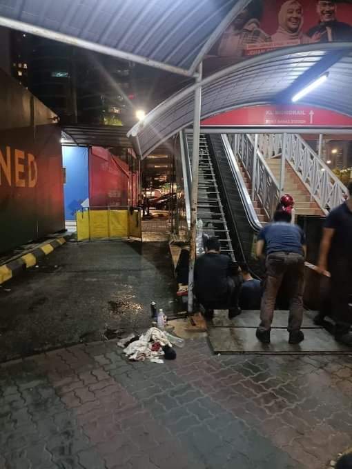 DeanOrDeen's tweet photo. Dengar citer, tetiba ada fund, tetiba ada spare part, tetiba semua eskalator tgh ganti dgn Laju......Merata rata tgh pasang. 

Ada yg takut HILANG JAWATAN KE TU? Baru nk kelam kabut bila @anthonyloke  masuk? https://t.co/FtSdGo1KQe