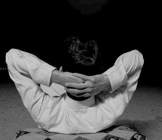 ruxvq's tweet photo. اللّيالي عيّفتني وأنا طبعي عيوف 
لين نفسي فضلّت صبرها وسكاتها 

شي من حدة مزاجي وشي من الظروف 
متشبعٍ من ضجيج البشر و أصواتها https://t.co/L5MFEuJe4h