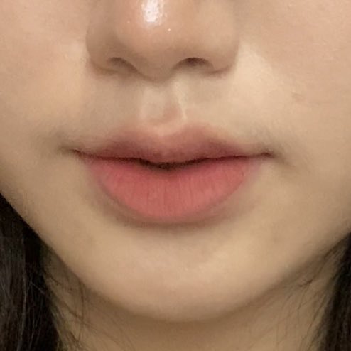 betterfliese's tweet photo. ini lip velvet terlembut dan tergabikin kering yang pernah aku punyaaa! even yang harganya 100an malah bikin bibir aku kering banget😭💗

fyi ini cuma 37k! cocok banget buat daily makeup, karna warnanya juga soft bangeet banget! https://t.co/Q5SrE6NOEw