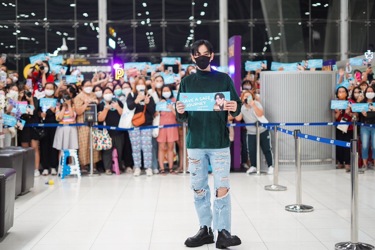 GMMGRAMMY's tweet photo. 📣 ภาพบรรยากาศแฟนๆ มาส่งกำลังใจให้กับ @peckpalit เดินทางเข้าร่วมงาน 2022 Asia Artist Awards (AAA) ที่จะจัดขึ้นในวันที่ 13 ธันวาคม ที่ Nippon Gaishi Hall ในเมืองนาโกย่า ประเทศญี่ปุ่น

#PeckPaLitChoke #เป๊กผลิตโชค 
#ペックパリット #2022AsiaArtistAwards https://t.co/yvLbdkjlRZ