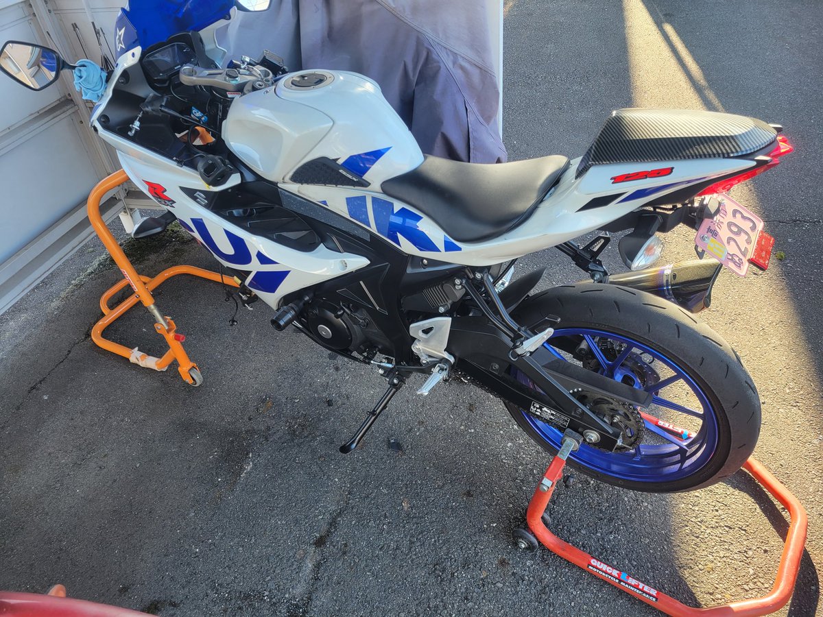 39nekobus's tweet photo. 【悲報】朝起きてバイク見たらフロントフォークとフロントホイール、そして左ハンドルが盗まれていました…
変わり果てた愛車の姿にショックを隠しきれないので美しいものに心癒されておきます。
ミクさんかわええ！！🙌 https://t.co/HKe7DndjEl