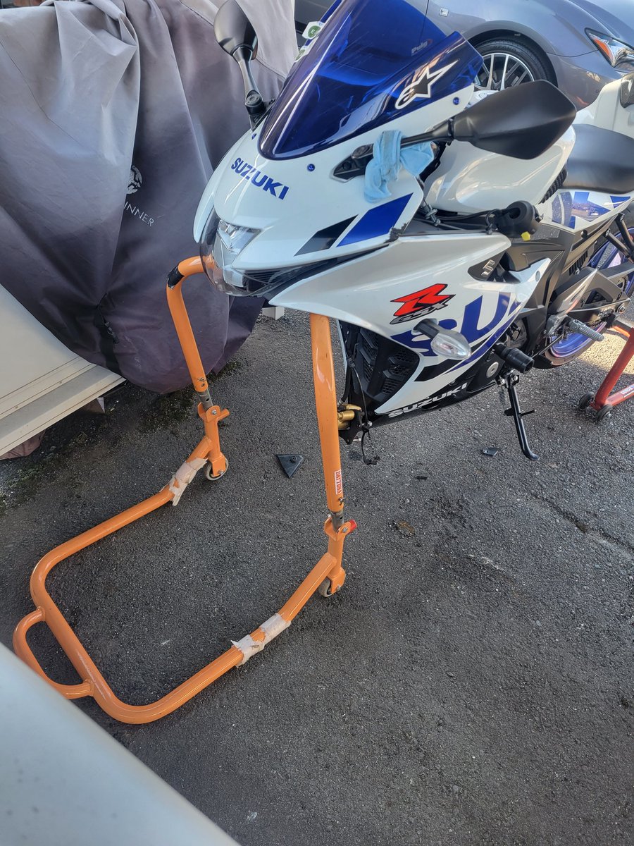 39nekobus's tweet photo. 【悲報】朝起きてバイク見たらフロントフォークとフロントホイール、そして左ハンドルが盗まれていました…
変わり果てた愛車の姿にショックを隠しきれないので美しいものに心癒されておきます。
ミクさんかわええ！！🙌 https://t.co/HKe7DndjEl