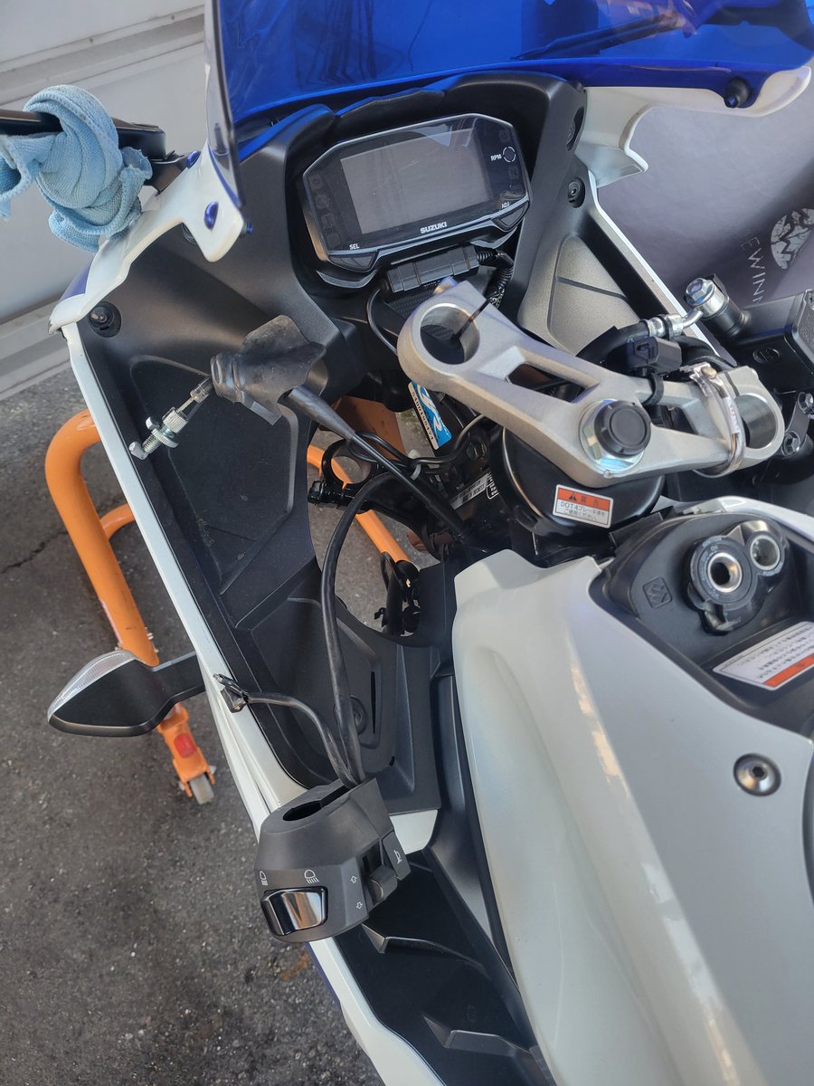 39nekobus's tweet photo. 【悲報】朝起きてバイク見たらフロントフォークとフロントホイール、そして左ハンドルが盗まれていました…
変わり果てた愛車の姿にショックを隠しきれないので美しいものに心癒されておきます。
ミクさんかわええ！！🙌 https://t.co/HKe7DndjEl