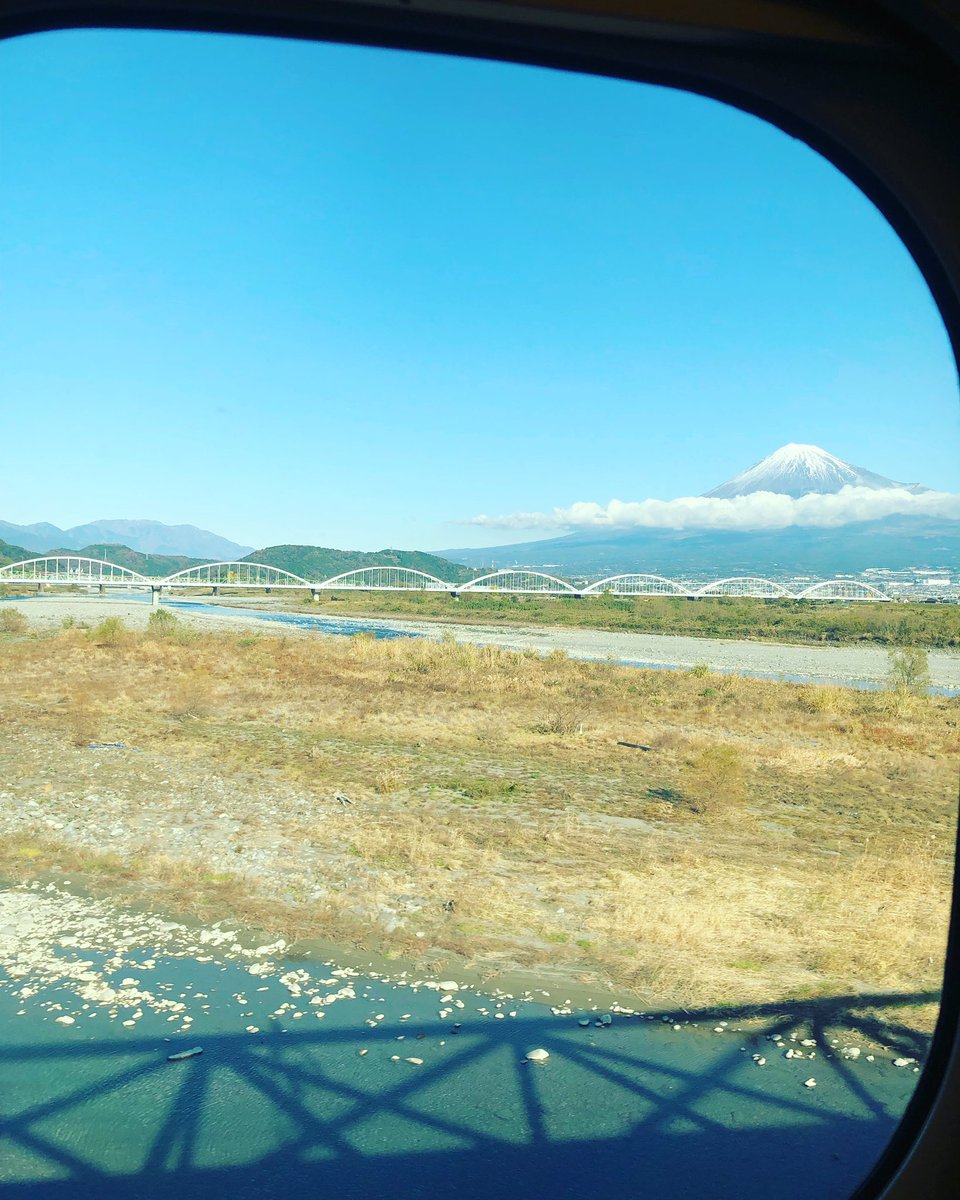 YanYan761211's tweet photo. “久々の富士山🗻を観て行って下さいね〜”とのメッセージを受け取った時点で富士山がパット目に入った。凄い！ 
#富士山 #fromtrain #travelphotography 
#mtfuji #mtfujijapan https://t.co/Lb3twHZTa5
