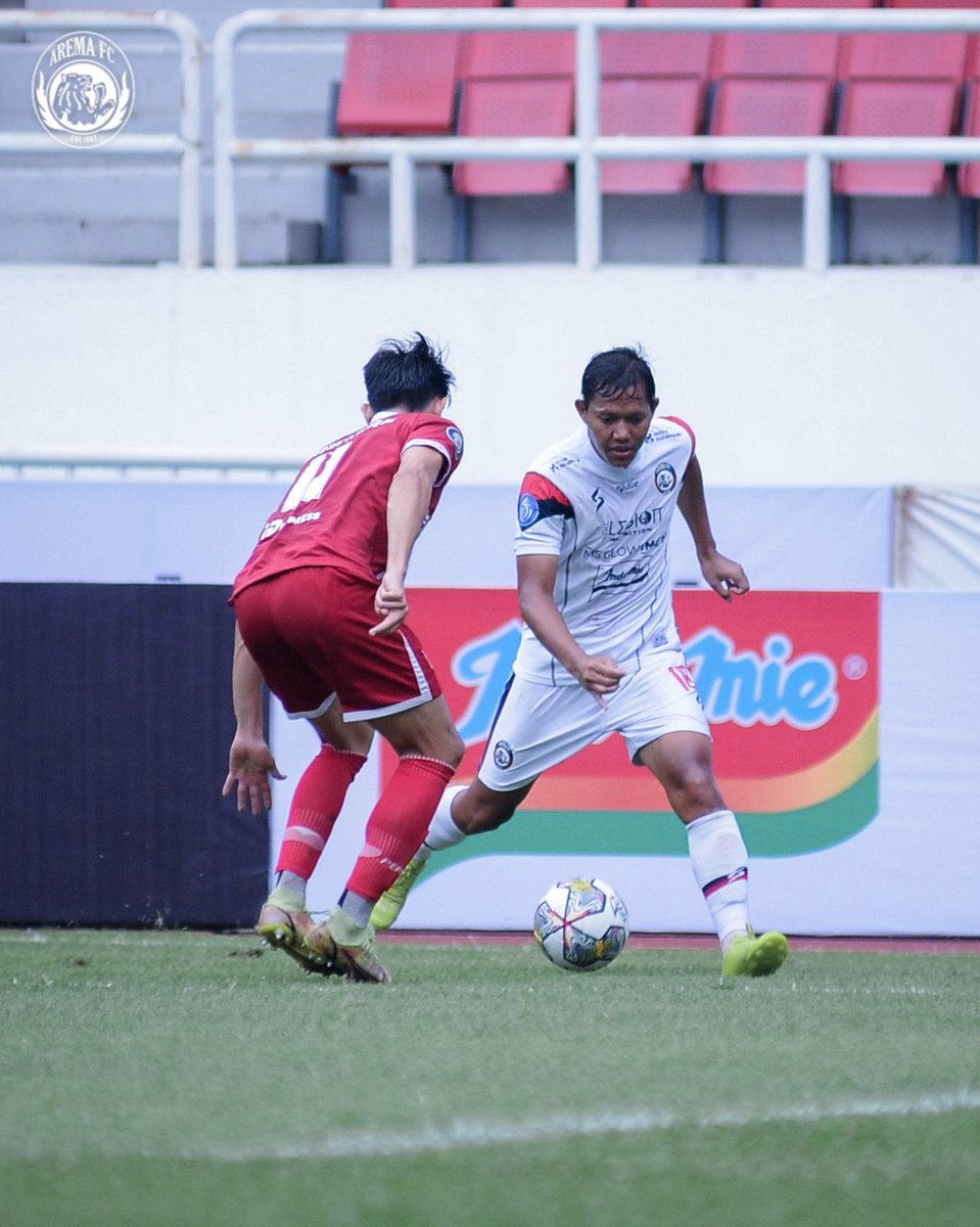 AremafcOfficial's tweet photo. 📸Momen laga Arema FC vs Persis Solo di Stadion Jatidiri (11/12/2022), 
semoga menjadi semangat kita untuk mengawali pekan ini.

#usuttuntas #tegarbersatubangkitbersama 
#aremafc #aremania #salamsatujiwa
#bangkitbersama #briliga1kembali #nontondarirumah
#BriLiga1 https://t.co/MynGkO8Jdh