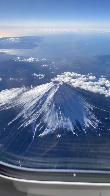 愛媛に向かう飛行機から、とても美しく富士山が見えました。すずめがヒッチハイクで通り過ぎた淡路島(明石海峡大橋)も。瀬戸内の海は美しい色です。劇中、飛行機にも乗せてあげたかったなーなんて思います。 
