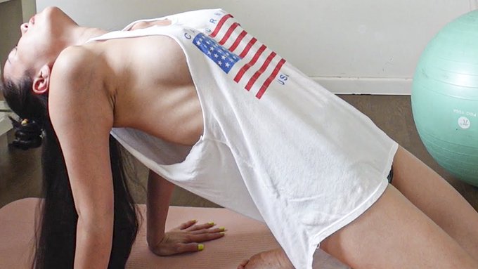 Yoga no bra https://t.co/mnNF05Tyif https://t.co/waPCc2j7Xj