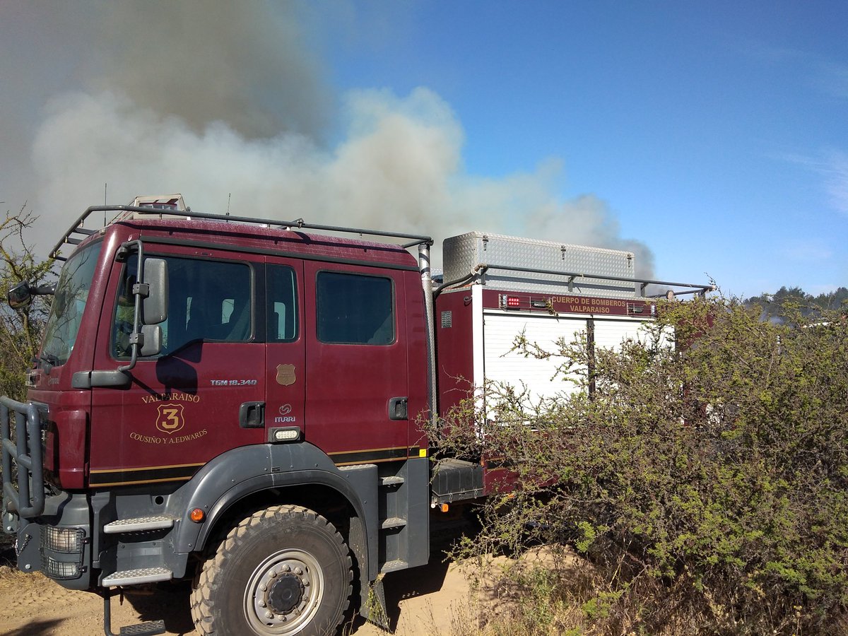 TerceraValpso's tweet photo. IIFF | esta tarde, unidades forestales del @CBV1851 acudieron en apoyo de @bomberosvina y @cbquintero1955.
La Tercera trabajó en el IIFF que afectó al @botanicovina y a sectores de Canal Chacao.
#CBV1851 #bomberosvalparaiso #iiff #wildfire #bomberosdechile #wildland #type3engine https://t.co/O3yhxzCwiu