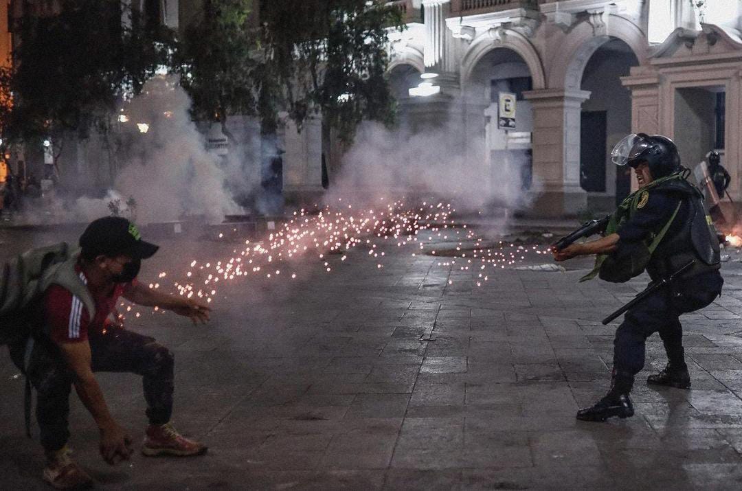 Lo dijo en TV, Cervantes del @MininterPeru va a devolver la calma al Perú En estos momentos en Plaza San Martín Foto de Aldair Mejia