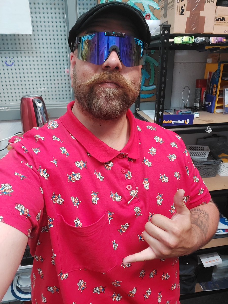 HaideesTTV's tweet photo. Christmas bitches! Get ya jollies on! #christmas #retail #batteryworld #pitvipers #SEASONSGREETINGS https://t.co/RxxWdV3DK7