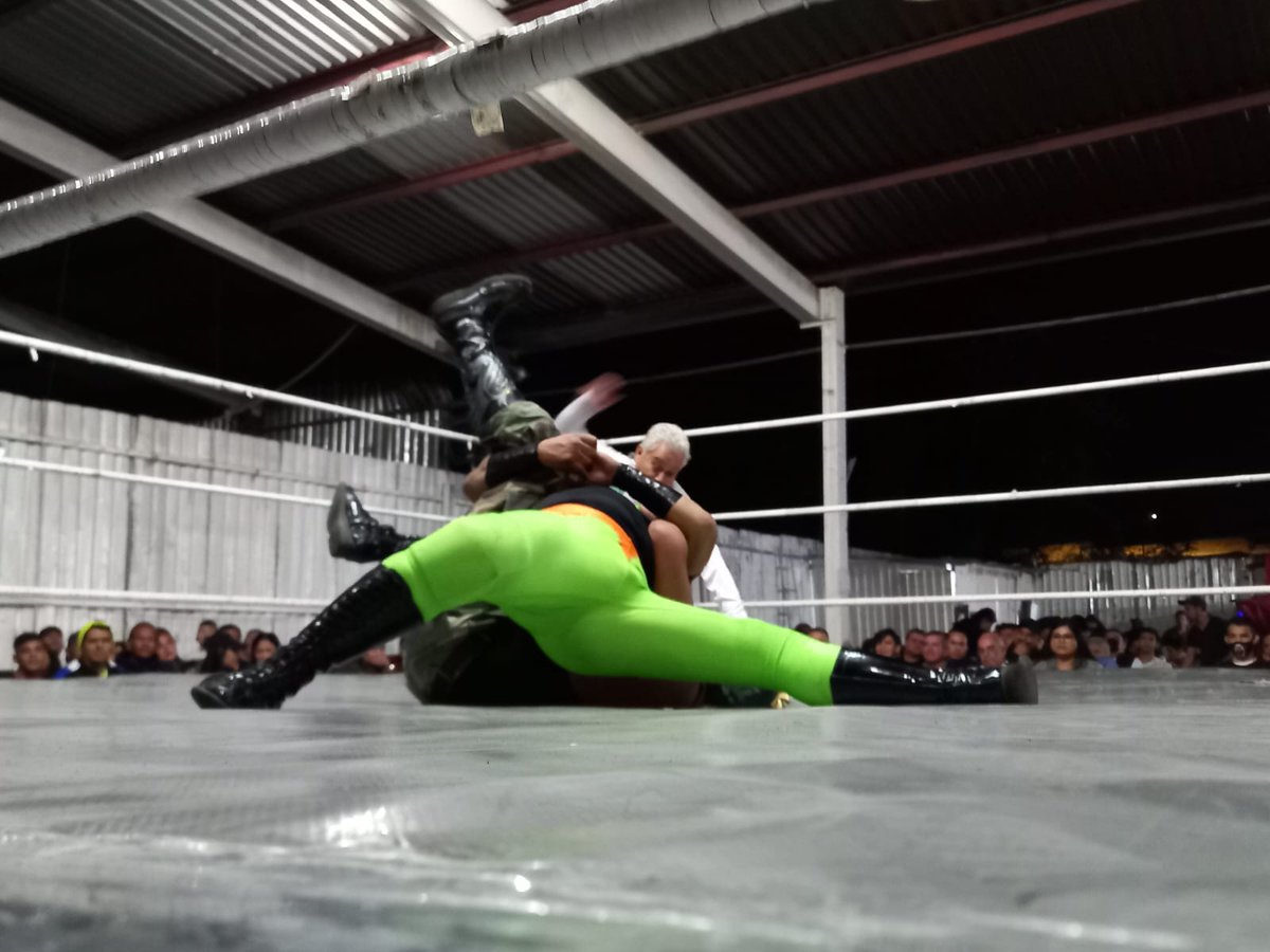 LaTijeraLucha's tweet image. La segunda lucha del cu4rto anivers4rio de #NGLL es para el bando técnico de #CosacoJr, #StarSilver y #GoldenFly ante la tercia de #Zobek, #BlackBengalee y #AmenazaNegraJr, en un ambiente de fiesta desde la #ArenaRobertoPaz del occidente del país ...
#latijeraluchalibre