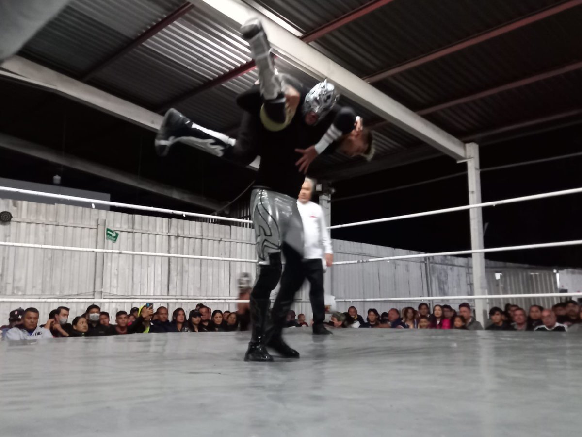 LaTijeraLucha's tweet image. La segunda lucha del cu4rto anivers4rio de #NGLL es para el bando técnico de #CosacoJr, #StarSilver y #GoldenFly ante la tercia de #Zobek, #BlackBengalee y #AmenazaNegraJr, en un ambiente de fiesta desde la #ArenaRobertoPaz del occidente del país ...
#latijeraluchalibre