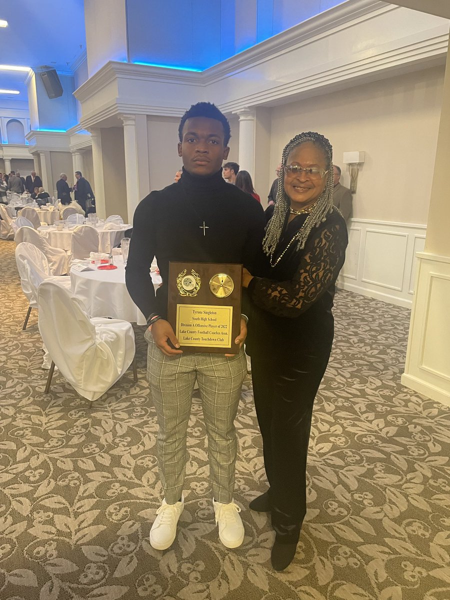 theetyrone3's tweet photo. Truly blessed to win lake county offensive player of the year it’s nice to see where hard work can get you https://t.co/mcg9TmHeFZ