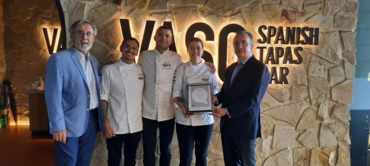 ¡Enhorabuena! VASO Spanish Tapas Bar se convierte en el último restaurante en recibir la certificación #RestaurantsfromSpain en Tailandia 🇹🇭🍽️

Desde ICEX seguimos apoyando la internacionalización de nuestra gastronomía 🇪🇸🌍