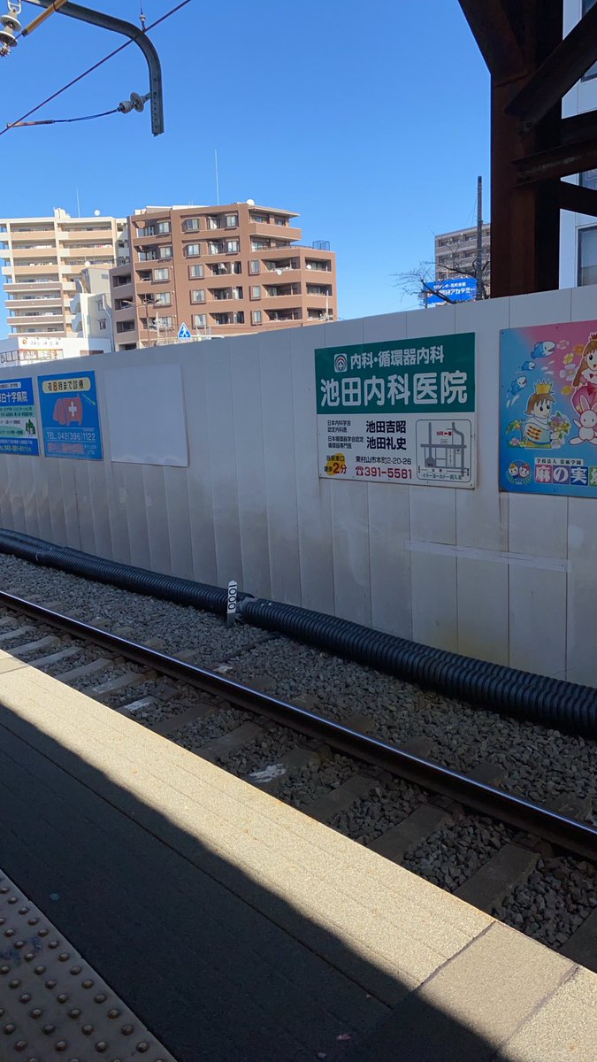 LessonProMISATO's tweet image. 電車で座ってたら、頭の上からシャケが降ってきた…😳しかも大量
に…『こんなとこで立ってシャケおにぎり食べてんじゃねーよ💢』カバンもコートもベチョベチョなんだけど⁉️というと逃げる女性…追いかけて捕まえようとするも…逃げられここで次の電車待つことに😩