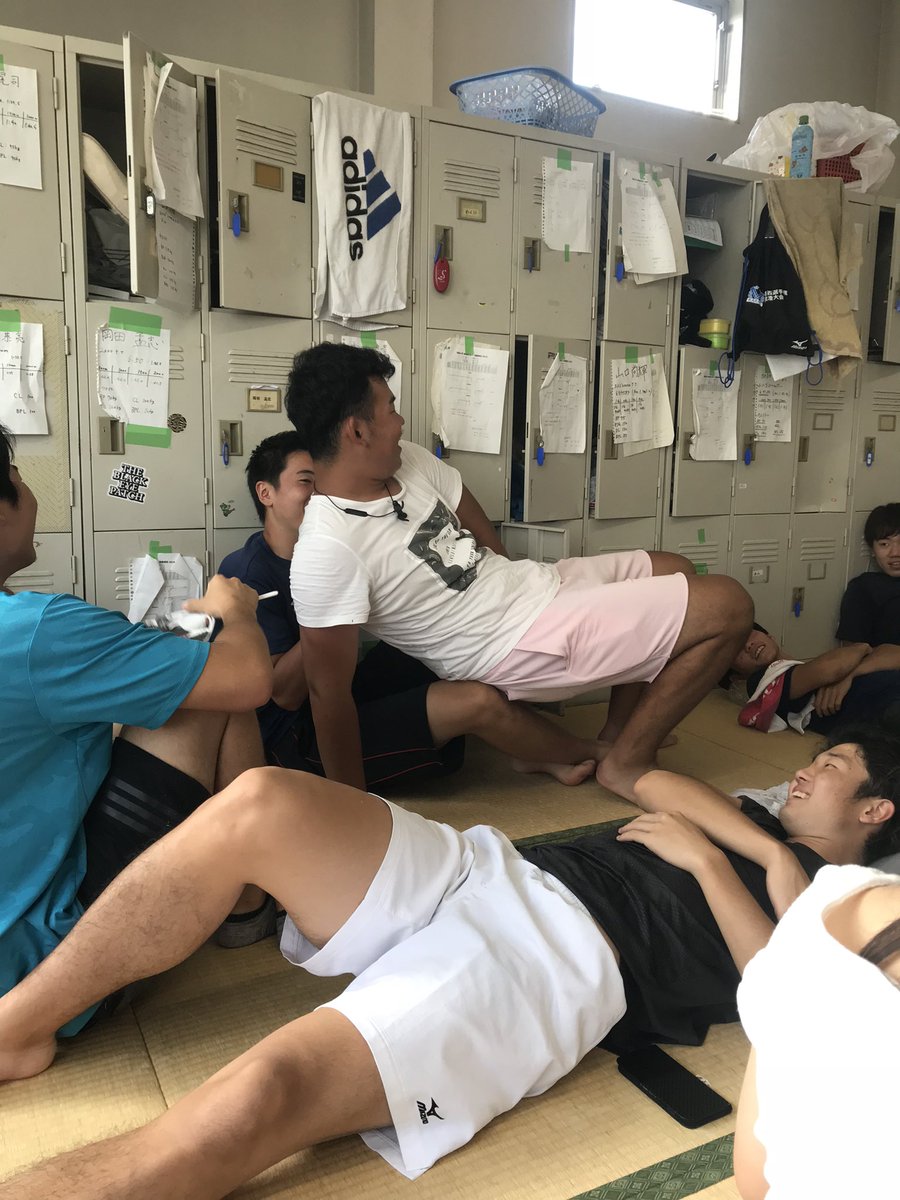 rowinglovers's tweet image. 今までは何十年も使っていたボロボロの畳の上で、部屋の隅に積み上げられてた布団を敷いて寝てました笑
汚かったけど楽しい艇庫でした笑