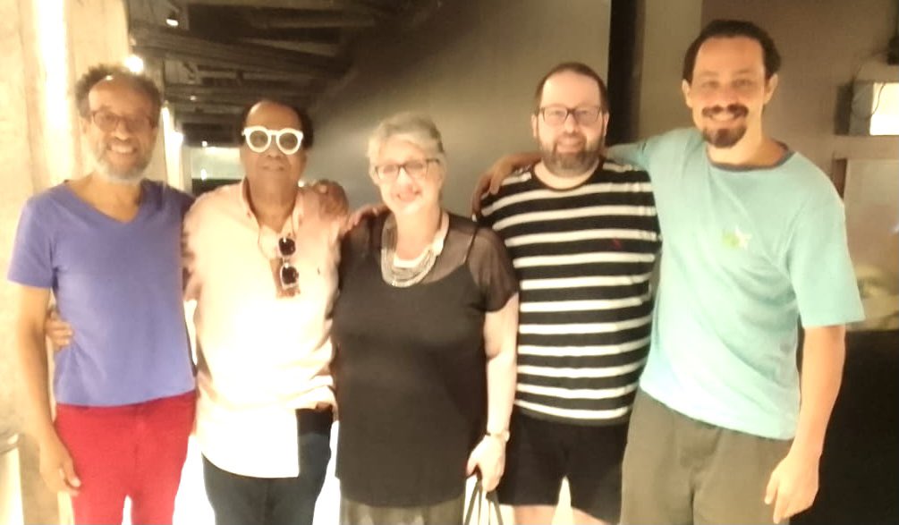 joaocorujao's tweet photo. Família POÉTICA celebrando os 40 anos da publicação do primeiro livro de poemas de Theresa Christina Rocque da Motta @IbisLibrisEd @oficial_rollo @RafaZveiter @IgorCalazans09 Espaço Itaú de Cinema-Botafogo-RJ. #poesia #poeta #blooks #cinema #itaú #livro https://t.co/BWYhz48BpX