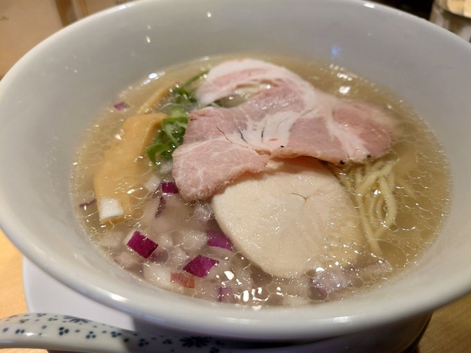 蛤の中華そば・塩

貝の香りを飲む感じのスープが実に美味しかった
ラーメンすりぃさんにて 