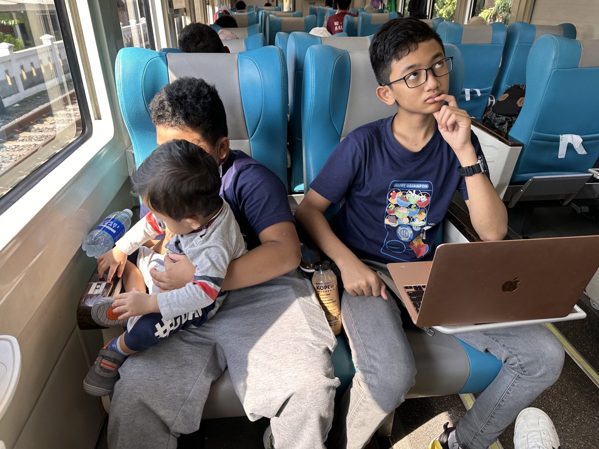 ainunnajib's tweet image. Dengan WiFi jadinya @AhmadDzuizz bisa #CodingEverywhere edisi Kereta Api Argo Wilis 😂