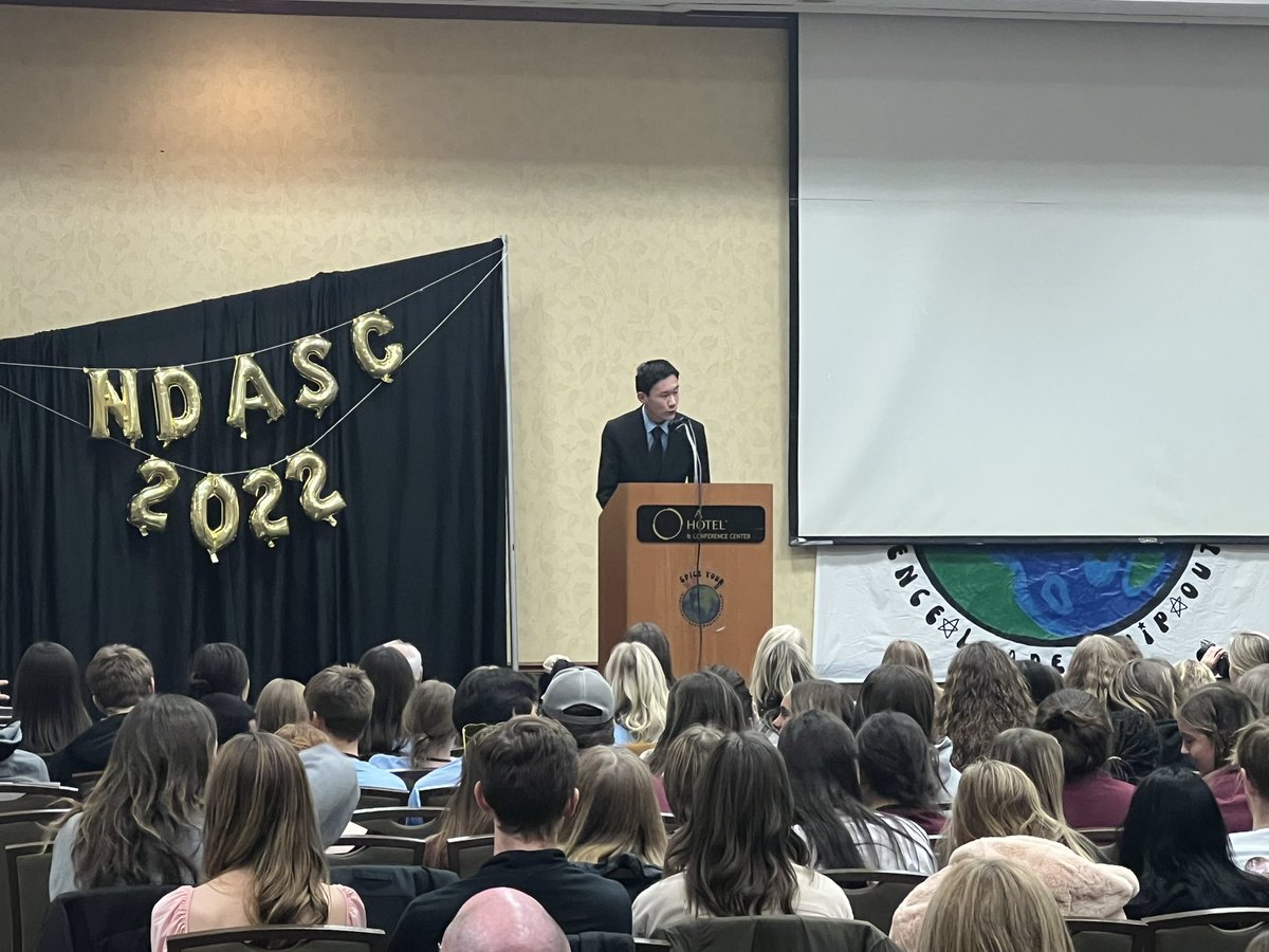 GFC_Activities's tweet image. Hanson Du is on the main stage campaigning in front of more than 1,000 students to become the next North Dakota Association of Student Council President! #OnwardCentral #ForAction #ForProgress
