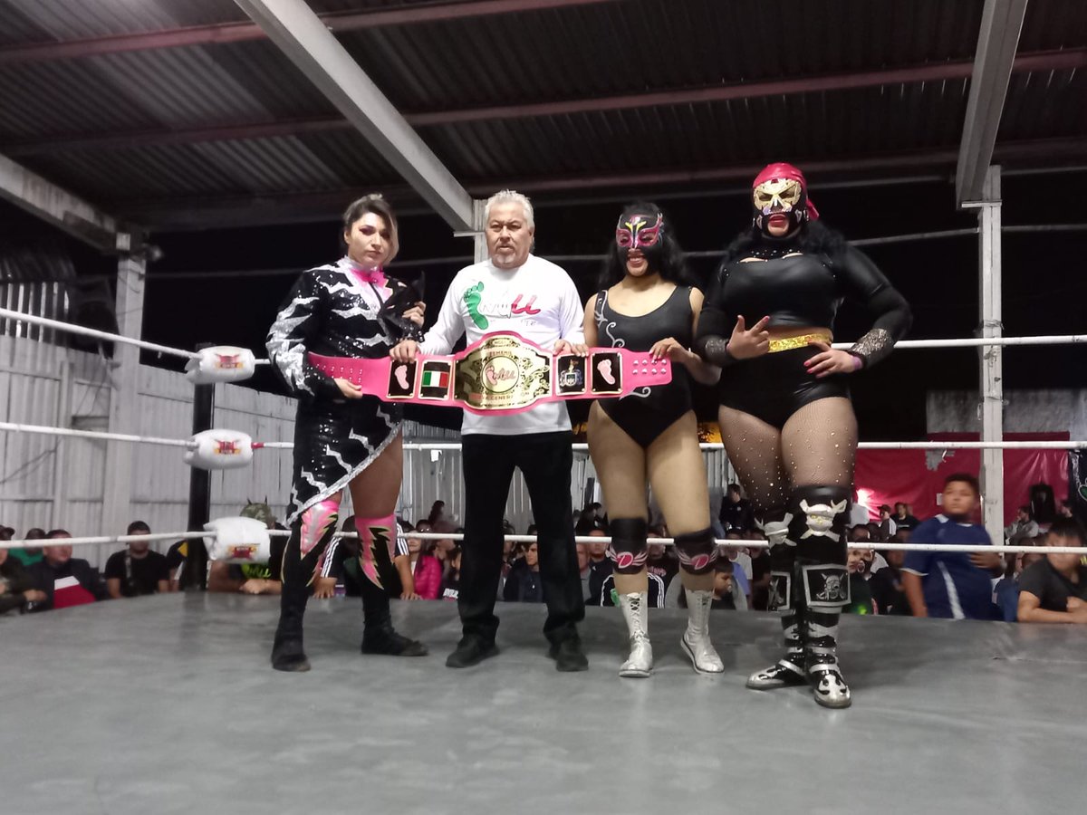 LaTijeraLucha's tweet image. Hay nueva campeona femenil de #NGLL, la tapatía #ChikaTormenta  al doblegar en un triangular a #MissDelicious y a #Morgana, cabe destacar que no se pudo presentar #LadyShani por una lesión, por lo que dejó el campeonato vacante, al final ...