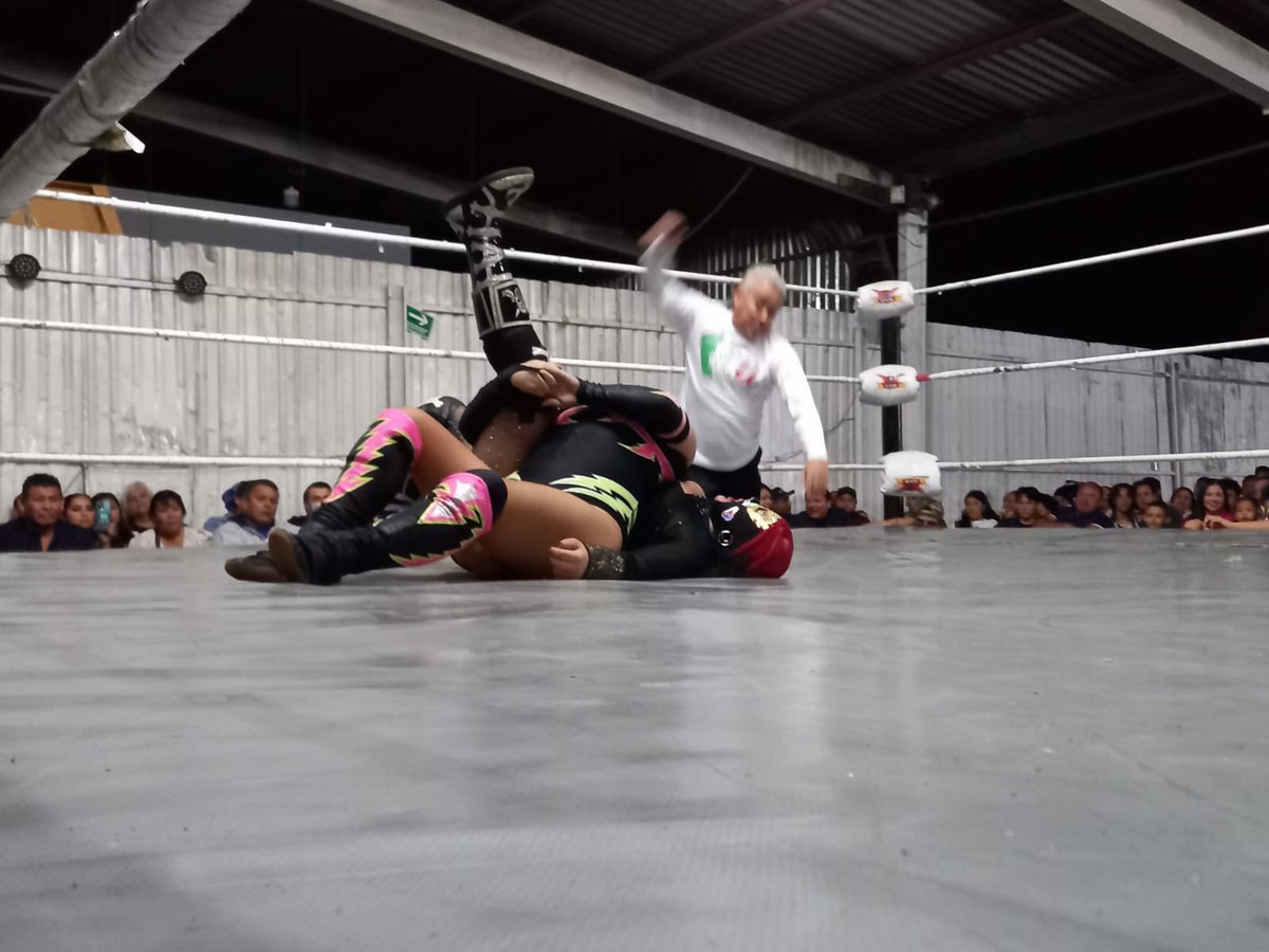 LaTijeraLucha's tweet image. Hay nueva campeona femenil de #NGLL, la tapatía #ChikaTormenta  al doblegar en un triangular a #MissDelicious y a #Morgana, cabe destacar que no se pudo presentar #LadyShani por una lesión, por lo que dejó el campeonato vacante, al final ...