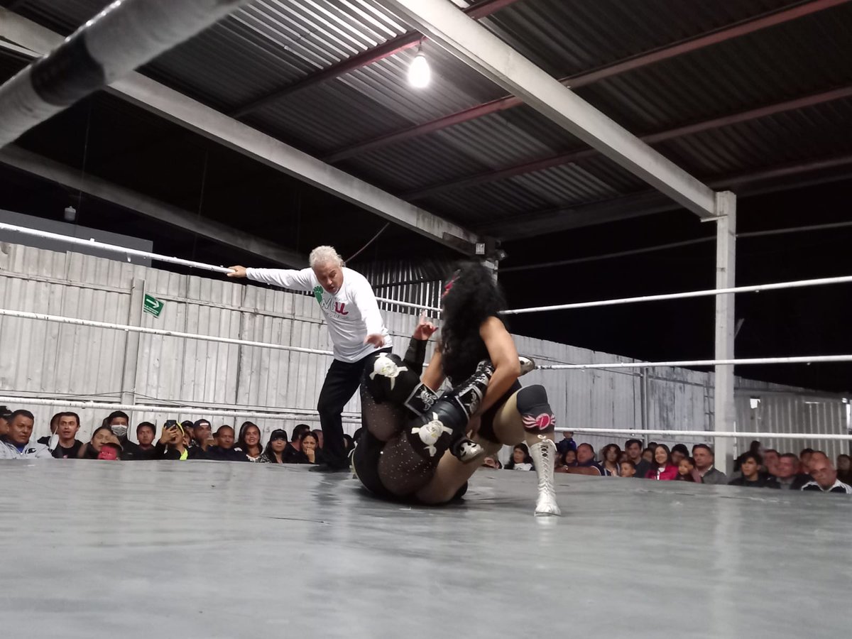 LaTijeraLucha's tweet image. Hay nueva campeona femenil de #NGLL, la tapatía #ChikaTormenta  al doblegar en un triangular a #MissDelicious y a #Morgana, cabe destacar que no se pudo presentar #LadyShani por una lesión, por lo que dejó el campeonato vacante, al final ...