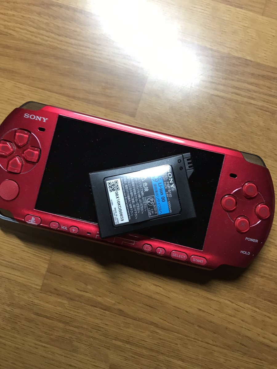 昨日、トレンドに出てたPSP。今年の夏に確認したら電池パックが膨らんで飛び出ていた。幸い本体は壊れてはいなかったです。久々に見たらスマホの画面とサイズが変わらないのにしみじみとした https://t.co/pywz87X2o2