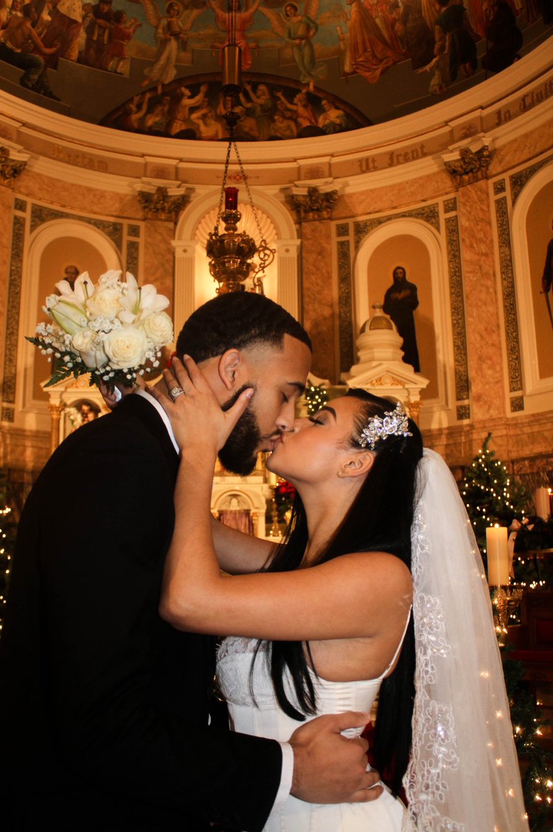 RETR0000's tweet photo. My friend asked me to take his wedding photos🫂🥲 https://t.co/r9AD9VLZGf
