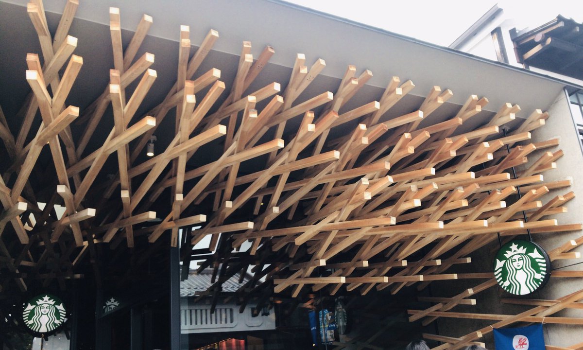antoh16's tweet photo. 2000本のスギを使用し、
釘を1本も使わない木組み。

隈研吾 建築スタバ https://t.co/sByDnIZSCv