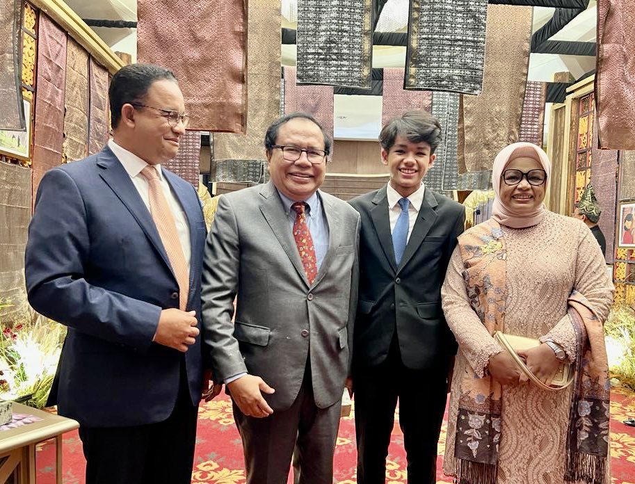 Dengan Mas Anies dan keluarga 🙂