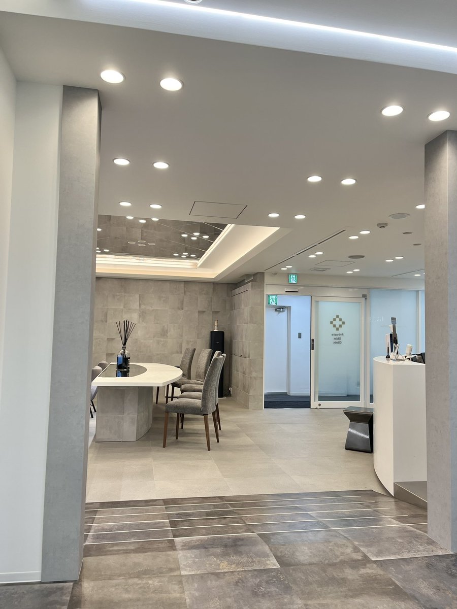 gorilla_kashira's tweet photo. 先月大阪のプライベートスキンクリニックで額と涙袋ヒアルを入れてきました💆🏻‍♀️💉
額にはボリューマ、涙袋にはボリフトを。
ニコニコしててすごく優しくて親しみやすい先生😌ヒアルめっちゃ上手！！
術後翌日、電話で経過の確認をしてくれたりとアフターケアも◎ https://t.co/c5J26o2aUK