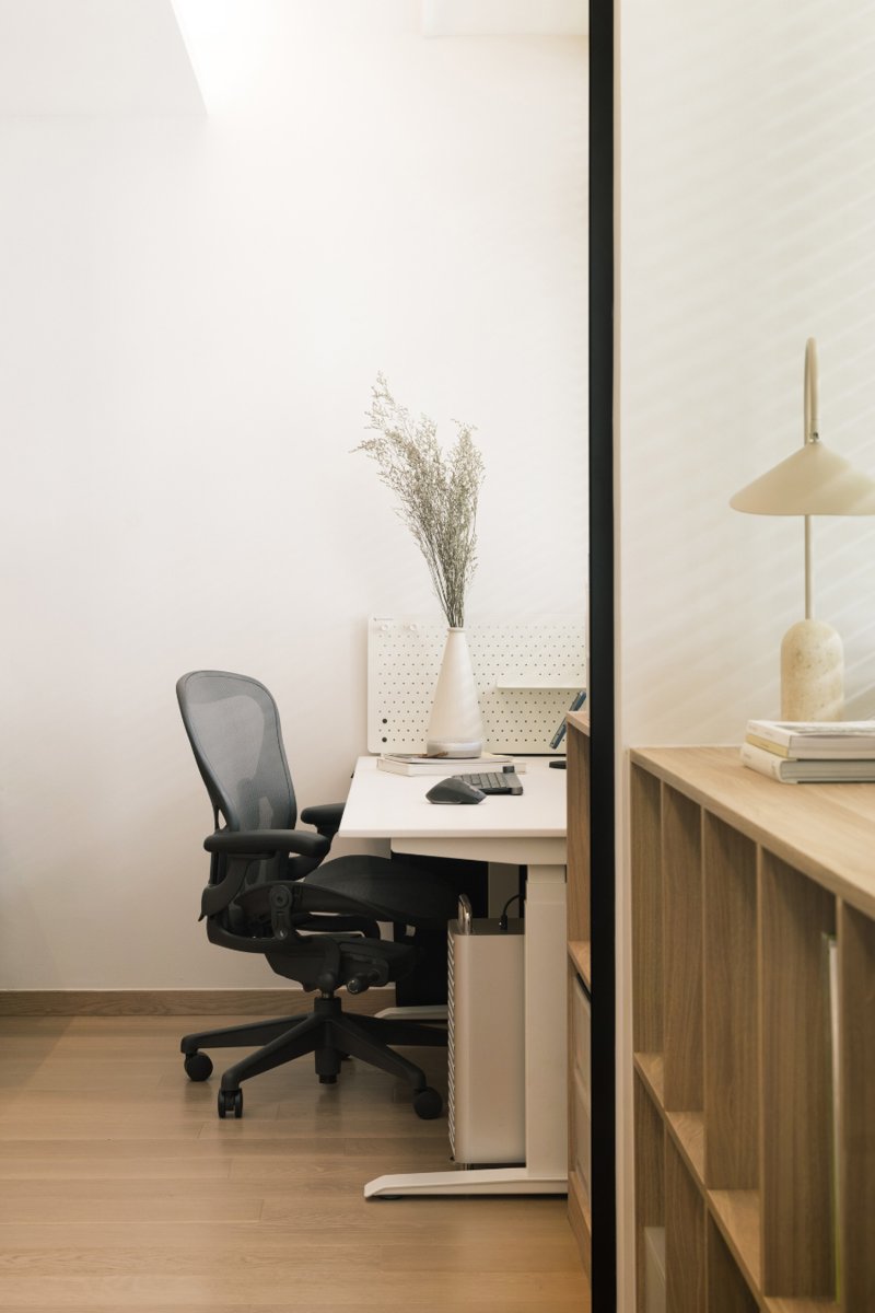 DesignAnthology's tweet photo. HOME / Nestled among the Art Deco buildings of Singapore’s Tiong Bahru, this mid-century bachelor’s apartment designed by EightyTwo combines a neutral material palette with timber accents and carefully crafted details

#designanthology #artdeco #singapore #interiordesign https://t.co/BJcIhOgmri