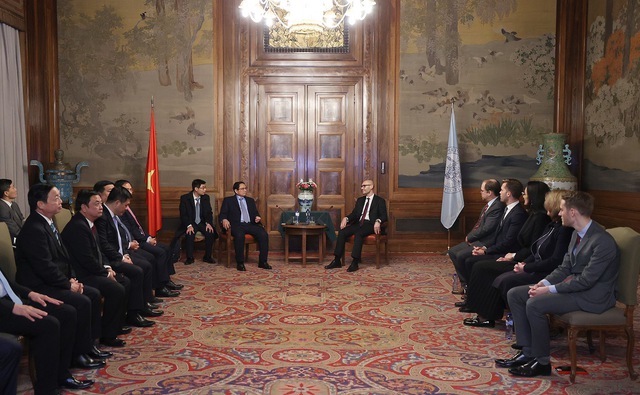 VNGovtPortal's tweet photo. #PMPhamMinChinh on Sunday visits the headquarters of the Permanent Court of Arbitration and meets w/ PCA Secretary-General Marcin Czepelak in The Hague as part of his official visit to the Netherlands https://t.co/NudeOHxB07