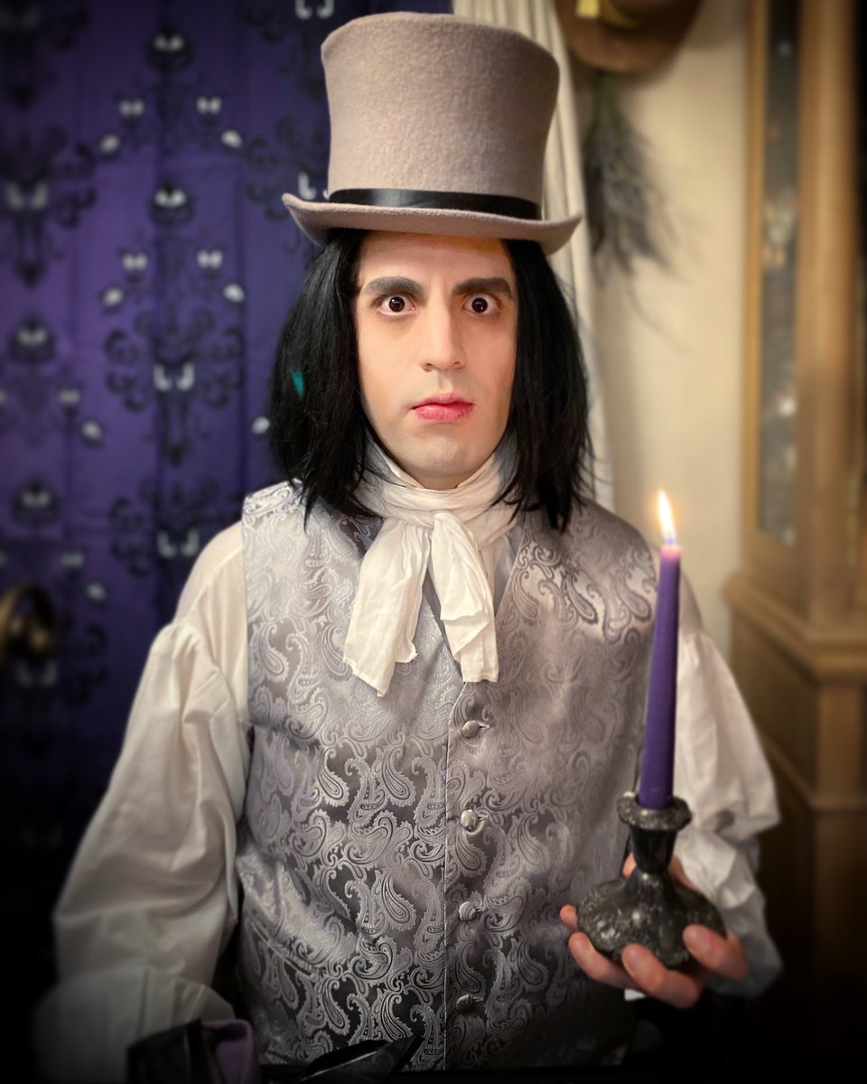 My #HauntedMansion dinner look meant to evoke the #HatboxGhost; thrown together with pieces of Dracula and Ichabod Crane. 

#thehauntedmansion #disney #disneyland #halloween