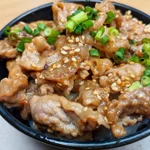 ガッツリ食べたい時に!ワンパンレシピ「味噌ごま豚丼」。