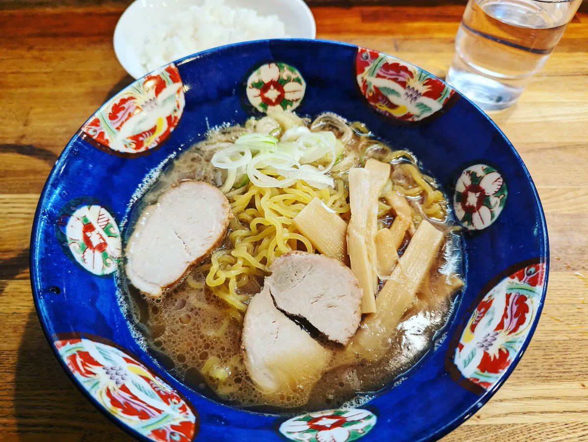 今日のランチは、ラーメンです。 I had ramen for lunch today.