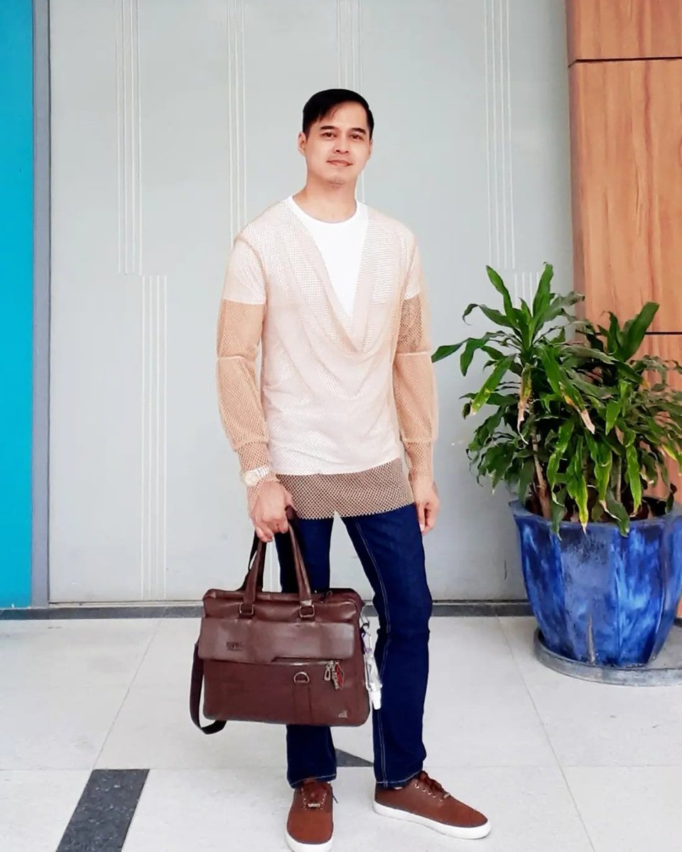 DizonAlain's tweet photo. "Don’t be distracted by how different you are from everyone else. Our hearts were meant to beat together, not the same. Go be you!” - Bob Goff
Let's be different but real & apt while flexing this weird top & bag I bought online. Have a wonderful week everyone! 😊🫰😉
#GoBeYou https://t.co/JDOfBjVuqx