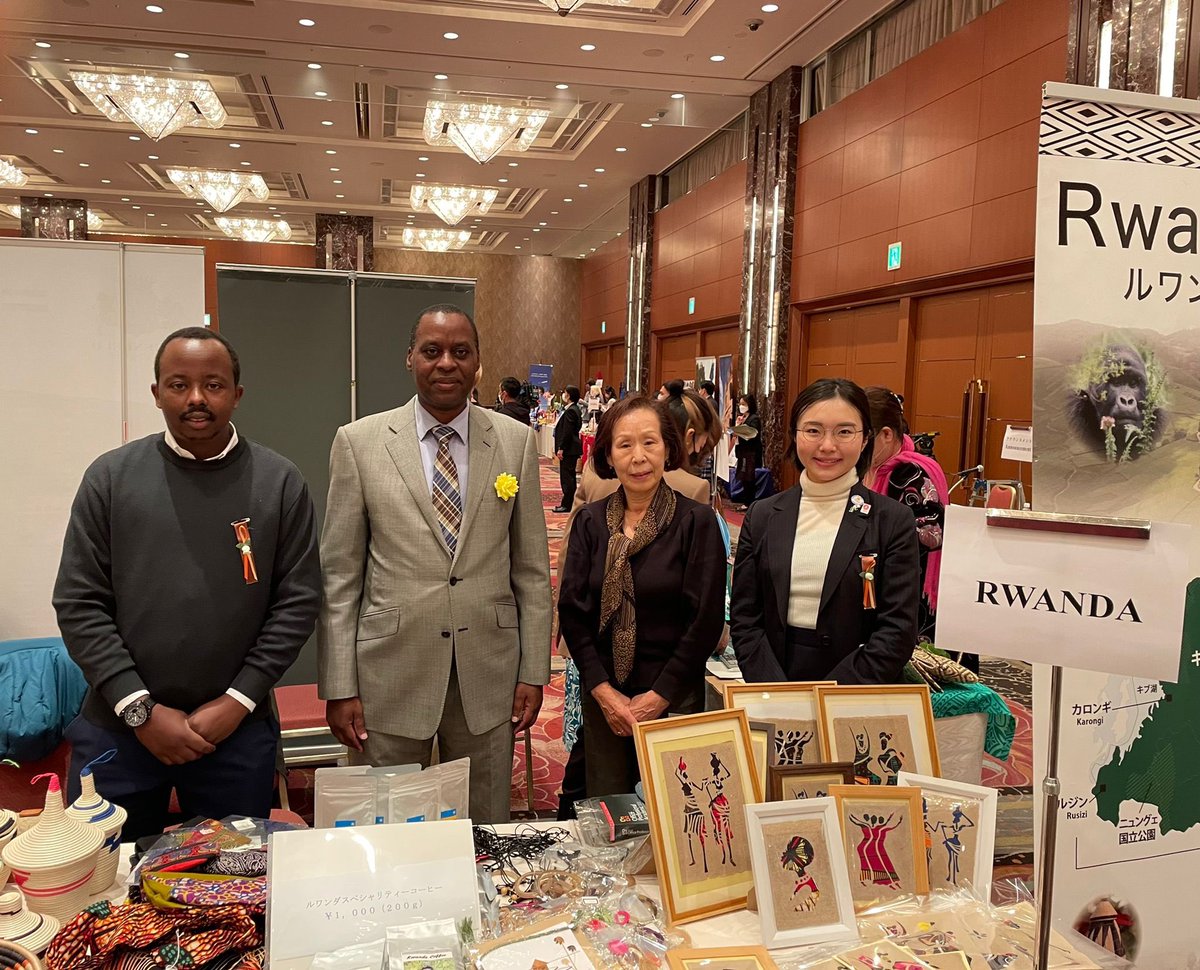 RwandainJapan's tweet photo. 12月12日 #いけばな インターナショナルフェア2022に出展しました。#いけばなインターナショナル は、いけばなの素晴らしさと日本文化の紹介を通じ、相互理解と友好の輪を世界に広める趣旨で1956年、東京で設立されました。高円宮妃久子殿下、@ecoyuri 東京都知事にも御臨席を賜りました。#ルワンダ https://t.co/zYuEDuAiSx