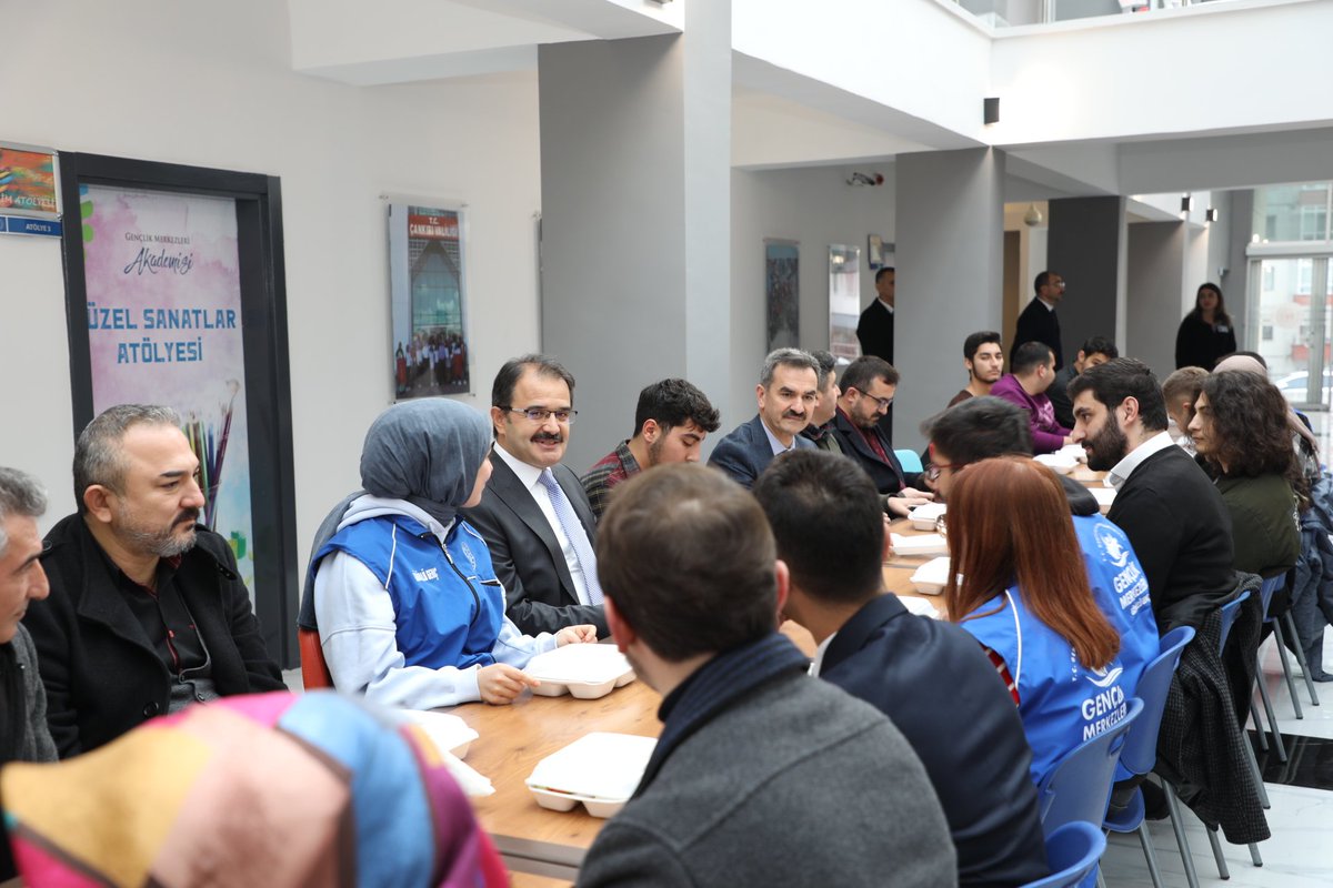 CankiriValiligi's tweet photo. Valimiz @AbdullahAyaz78, Şehit Uhud Kadir Işık Gençlik Merkezi Üyesi gençlerle bir araya geldi. https://t.co/q0OAWWsuZK