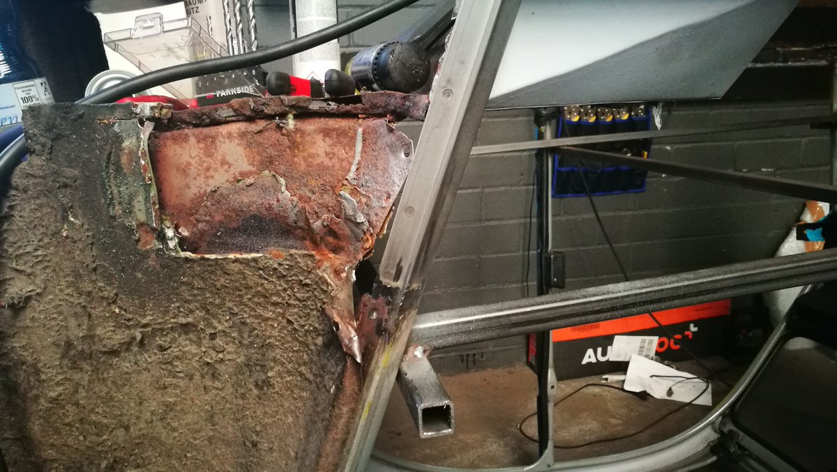 LEMA_Garage's tweet photo. Die Endstücke der Säulen sind ebenfalls nicht mehr zu gebrauchen. Hier ist schon das Neuteil eingesetzt. 

#citroen #2cv6 #2cv #ente #restauration #oldtimer #kfz #kfzwerkstatt #karosserie #karosseriebau #engelskirchen #lemagarage #werkstatt https://t.co/DX9f9RpKQa