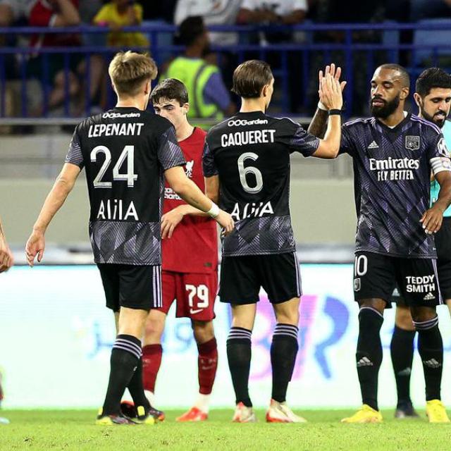 OL__Plus's tweet photo. Vainqueur de #Liverpool en amical dimanche, Lyon a surtout travaillé physiquement à Dubaï
#LFCOL 
(L'Équipe 💶 : https://t.co/W7vQOF6Z9K) https://t.co/GfbgKD1QzH