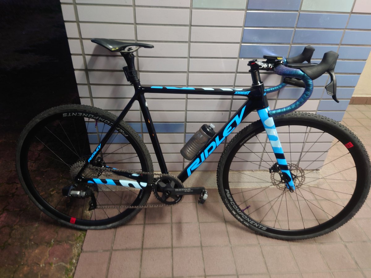 t_syunyu_0603's tweet photo. 練習中にパンク。一昨日シーラント入れ替えたばかりなのに・・・。
#シクロクロスのある生活
#パンク 
#RIDLE #XNIHGT https://t.co/MlDkGlYIsS