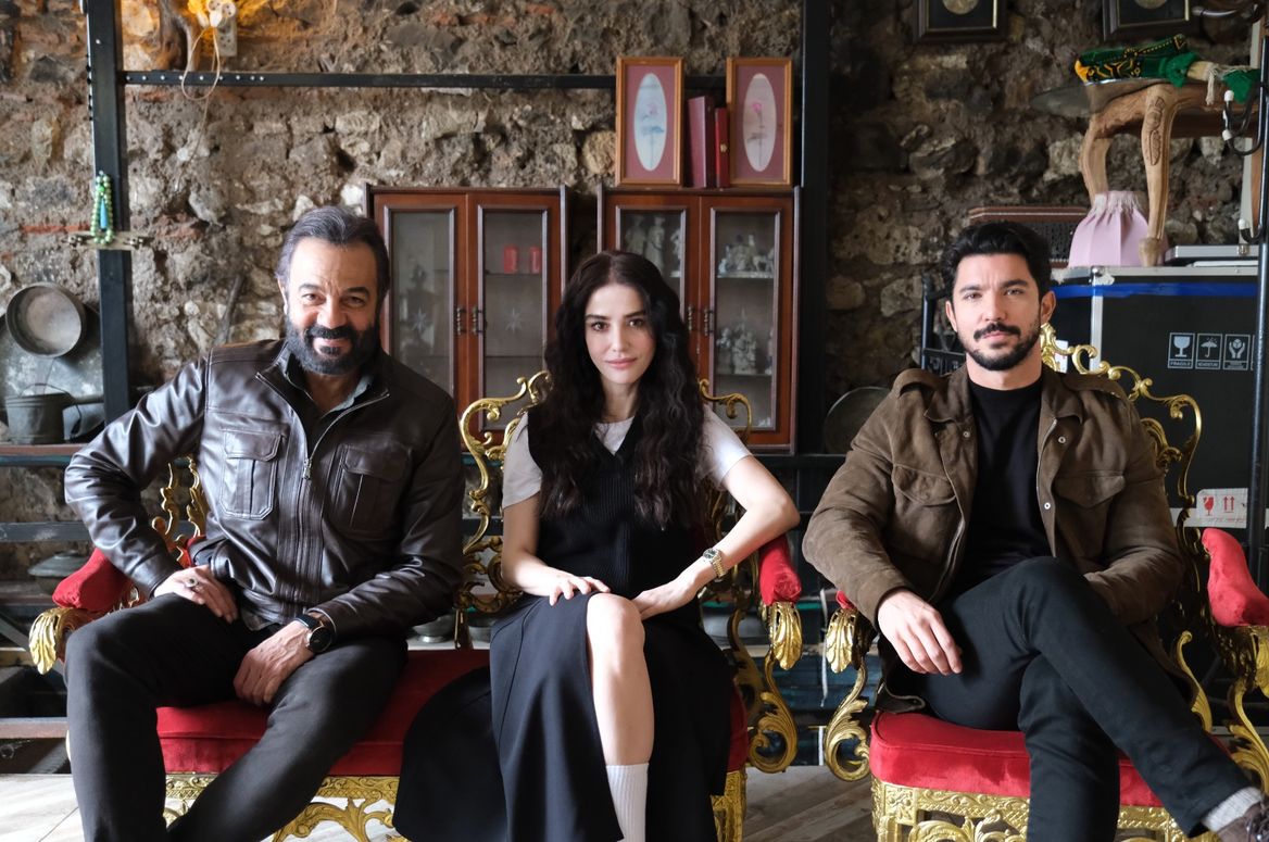 ShowTV's tweet photo. #Sipahi'nin başrol oyuncuları Kaan Yıldırım, Özge Gürel ve Kerem Alışık ile keyifli röportaj! @sipahidizitv 

Röportajın tamamı için👉🏻https://t.co/4xbbMK30JP https://t.co/99kCDj64xh